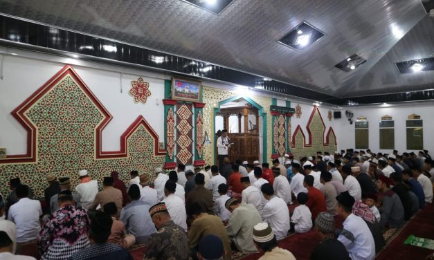 Jajaran Pemkab Lambar laksanakan sholat idul adha 1444 Hijriyah / tahun 2023 masehi di tiga tempat.