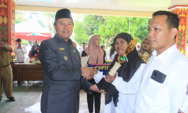 Peringati Hari Koperasi Nasional Ke-76, Pj. Bupati Lambar Berikan Penghargaan Kepada Koperasi Berprestasi