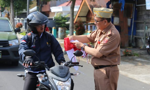 Diskominfo Lambar bagikan ratusan bendera  merah putih kepada masyarakat