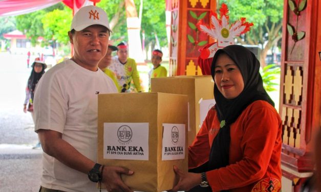 Bagikan Hadiah Perlombaan HUT RI Ke 78, Pj. Bupati Lambar Harap Pertahankan Permainan Tradisional