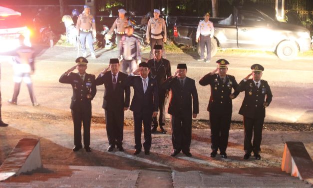 Pemkab Lambar dan Forkopimda lakukan apel kehormatan dan renungan suci di Taman Makam Pahlawan Liwa