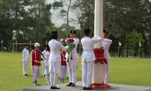 Hadiri Upacara Penurunan Bendera Merah Putih, Sekda Lambar Apresiasi Keberhasilan Paskibraka.