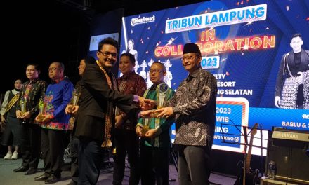 Pemkab Lambar terima penghargaan inovasi program Sekolah Kopi dalam Tribun Lampung Awards