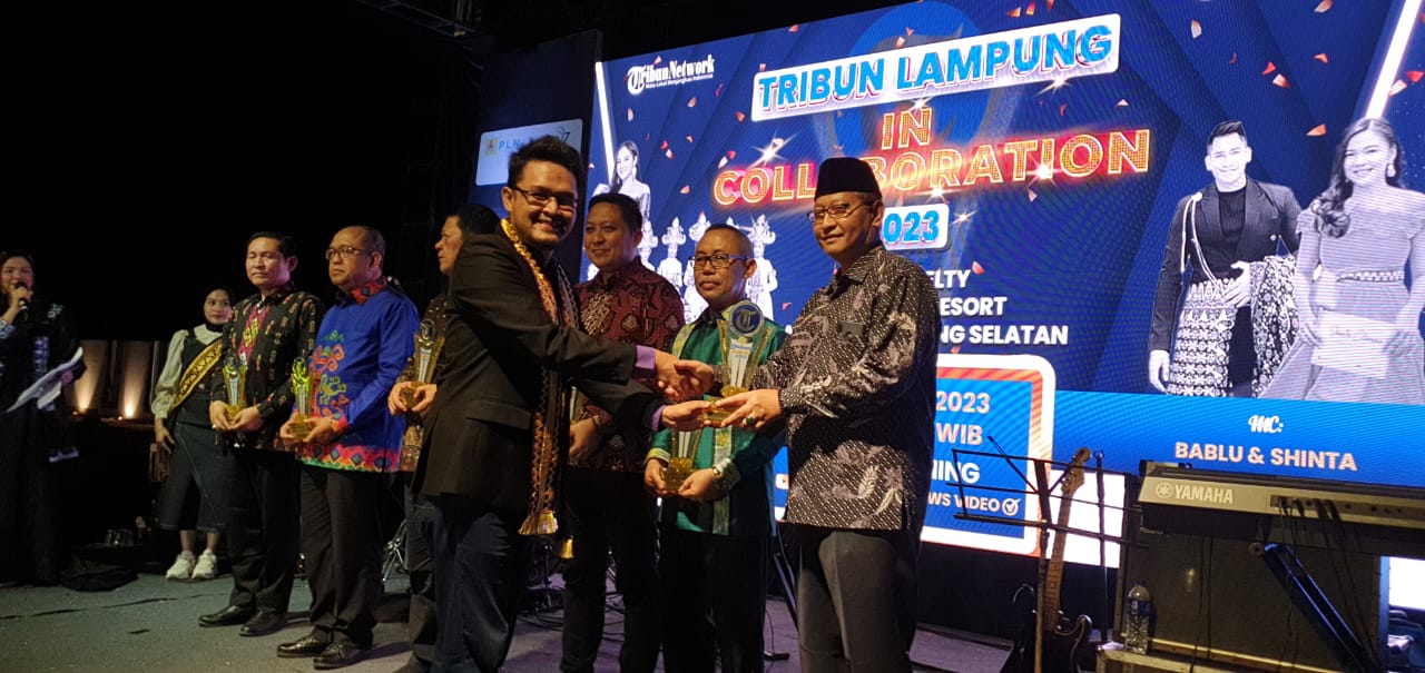 Pemkab Lambar terima penghargaan inovasi program Sekolah Kopi dalam Tribun Lampung Awards