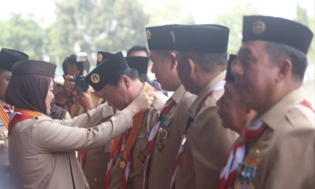 Ikuti Apel Besar Perayaan Hut Pramuka, Pj. Bupati Lambar Terima Penghargaan Lencana Melati.