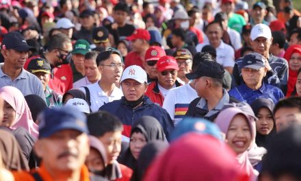 Ribuan Masyarakat Jalan Sehat Bersama Pj. Bupati Lampung Barat.