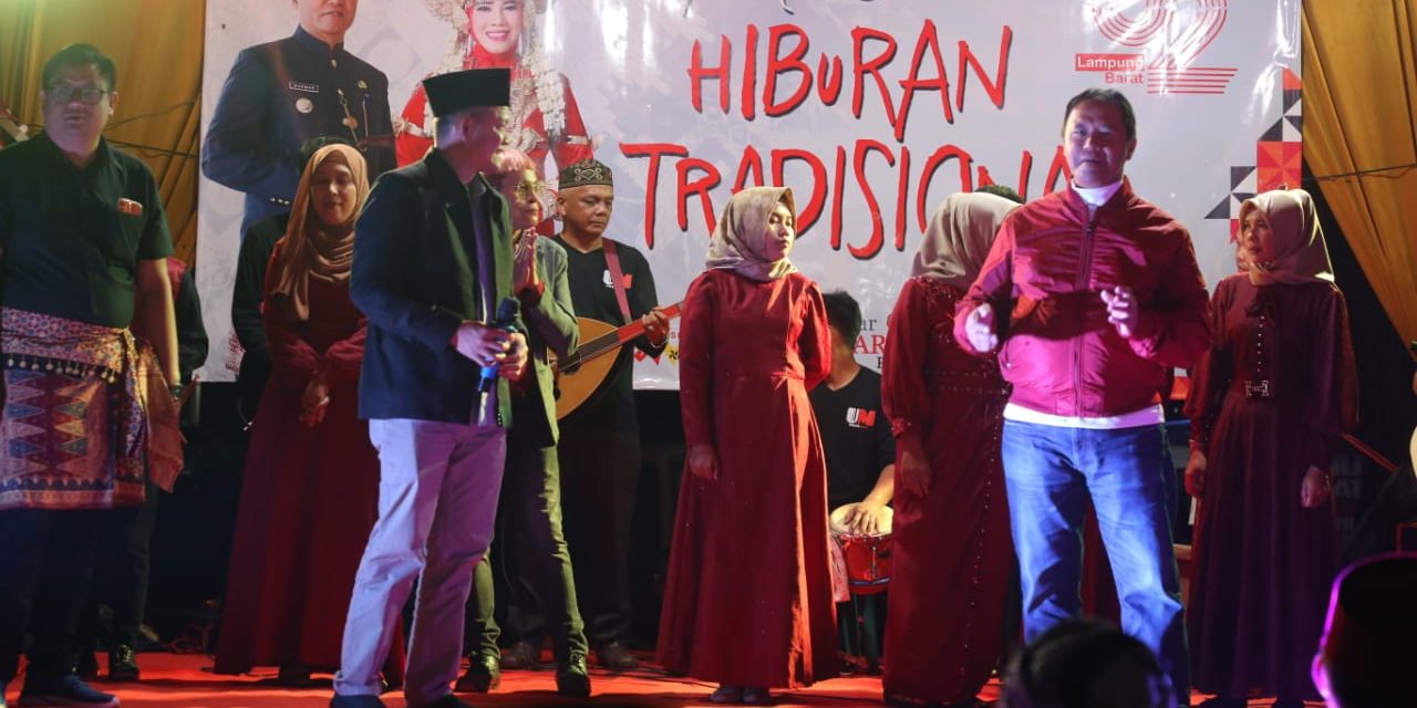 Pemkab Lampung Barat menggelar kegiatan malam hiburan tradisional