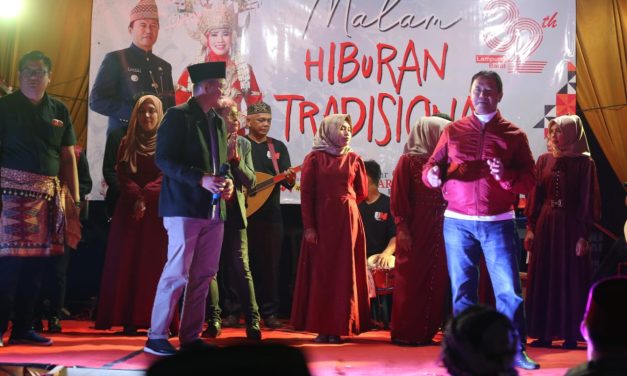 Pemkab Lampung Barat menggelar kegiatan malam hiburan tradisional