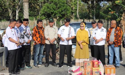 Pj. Bupati Lampung Barat serahkan bantuan musibah kebakaran di Pekon Way Empulaulu