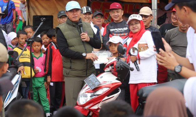 Ikuti Jalan Sehat 2 Warga Balik Bukit Dapat Doorprize Sepada Motor.