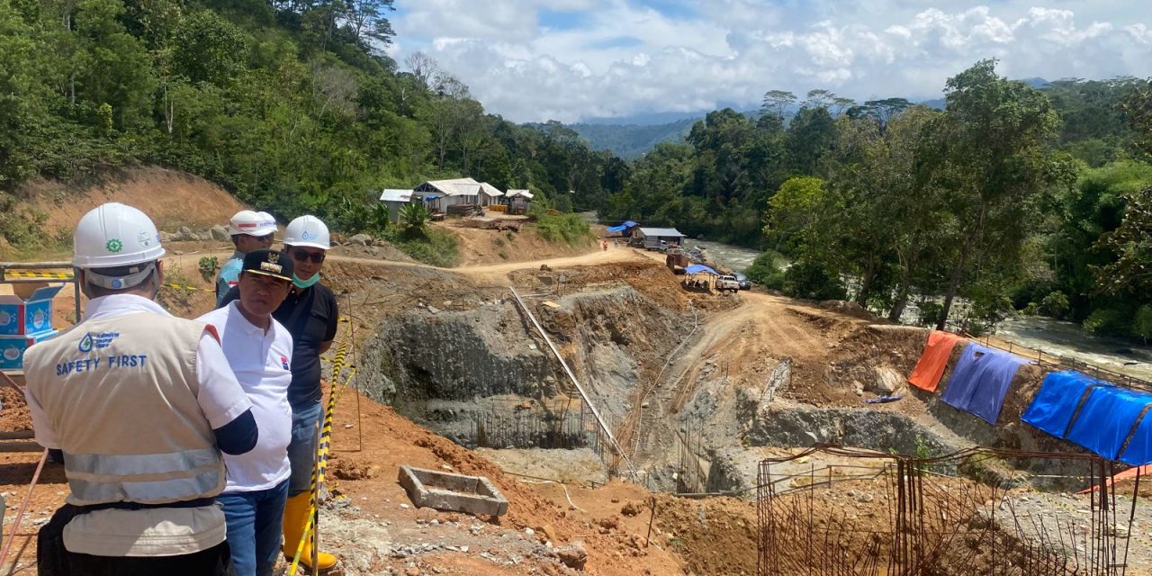 Tinjau Pembangunan PLTMH Sumber Jaya, Nukman Minta Masyarakat Jaga Kelestarian Hutan.