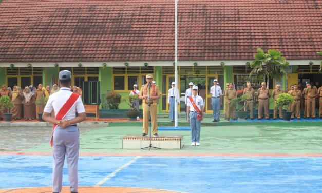 Hadir di SMAN 1 Liwa, Pj. Bupati Lambar Jadi Pembina Upacara: Ingatkan Siswa Bijak Bermedia Sosial.