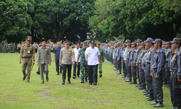 Pj. Bupati Nukman tandatangani berita acara serah terima 2.294 Anggota Linmas dengan KPU Lampung Barat