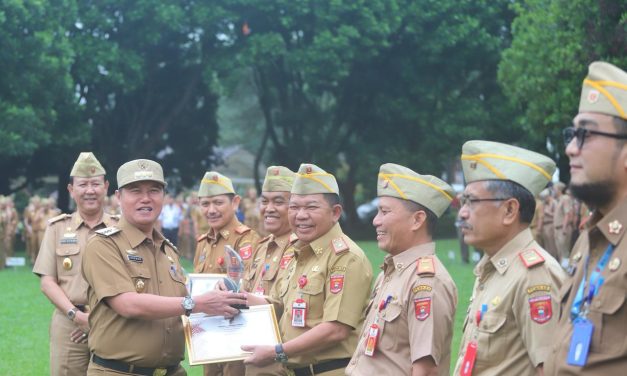 Pj. Bupati Nukman Serahkan Penghargaan Laporan Capaian Kinerja Penyerapan Anggaran.