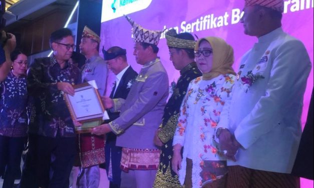 Pj. Bupati Lambar Nukman terima Sertifikat Eradikasi Frambusia dari Kementrian Kesehatan Kemenkes RI