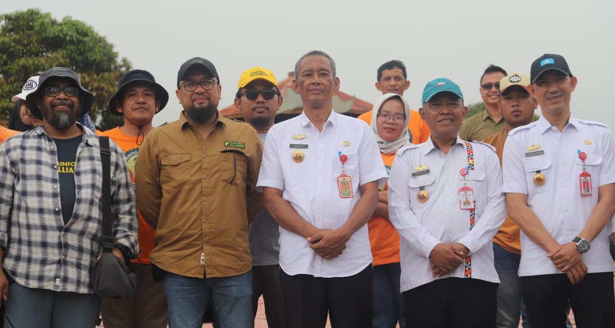 Pemkab Lambar Kolaborasi Bersama Rainfores Alliance Lakukan Penanaman 300 Pohon Durian Tumi