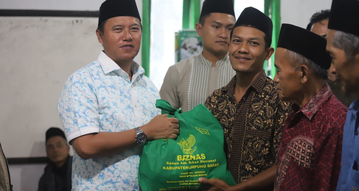 Safari Ramadhan, Pj. Bupati Nukman kembali serahkan bantuan paket sembako