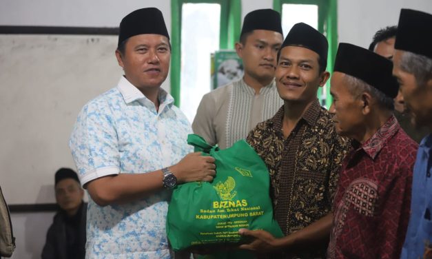 Safari Ramadhan, Pj. Bupati Nukman kembali serahkan bantuan paket sembako