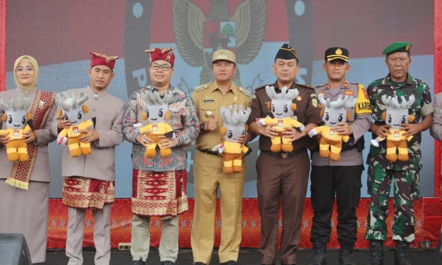 Pj Bupati Nukman Resmi Meluncurkan Maskot Pemilihan Bupati dan Wakil Bupati Lampung Barat.