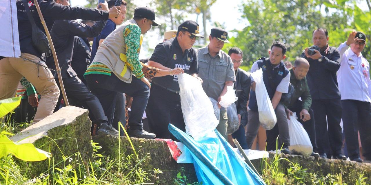 Pj Bupati Nukman Dampingi Gubernur Lampung Lakukan Penebaran Benih Ikan di Air Hitam