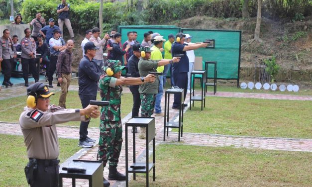 Penjabat Bupati Lampung Barat Berlatih Menembak Bersama Forkopimda