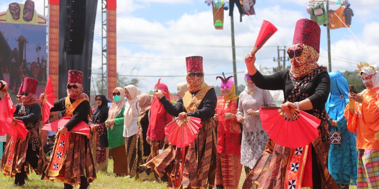 Puluhan Grup Sekura Unjuk Kebolehan Dihadapan Pj Bupati Lampung Barat Pada Hari Terakhir Festival Sekala Bekhak
