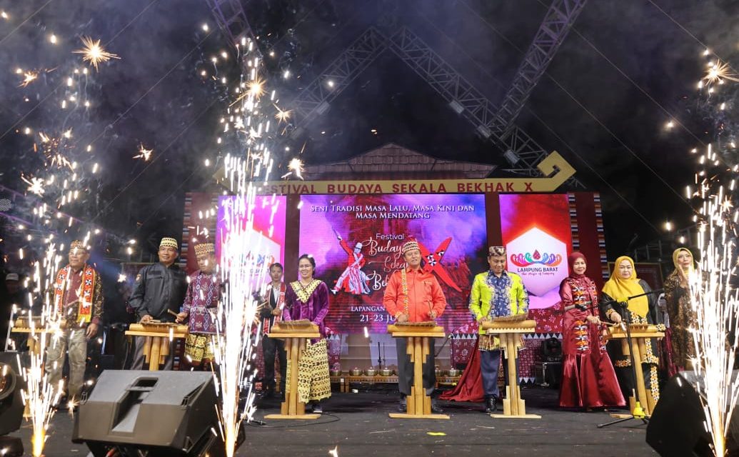 Ditandai Pemukulan Gemelan Festival Budaya Sekala Bekhak Ke X Resmi Ditutup Pj Bupati Lampung Barat.