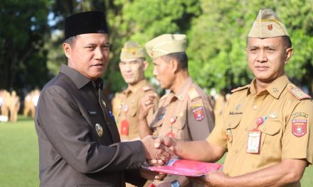 Pj Bupati Nukman Canangkan Gerakan 10 Juta Bendera Merah Putih di Lampung Barat