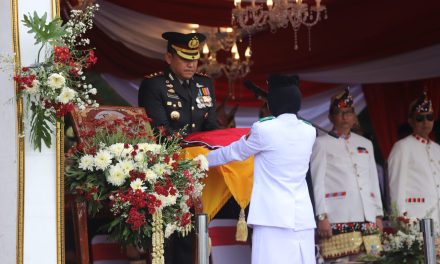 Upacara penurunan bendera merah putih peringatan HUT RI Ke 79 berjalan aman dan lancar