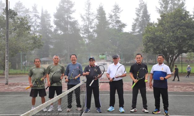 Hari Kedua Kunker, Pj Gubernur Samsudin Ditemani Pj Bupati Nukman Sempatkan Berolahraga Tenis Lapangan