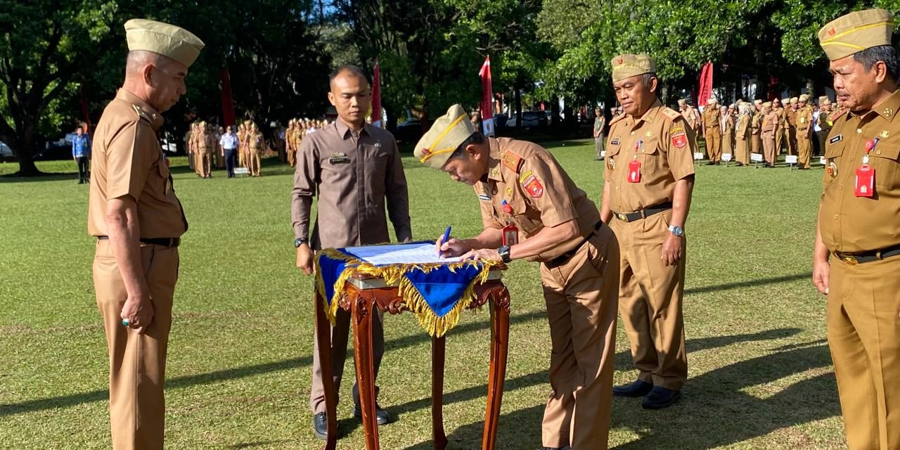 Upacara Mingguan, Pemkab Lambar Lakukan Penandatanganan Berita Acara Serah Terima Jabatan.