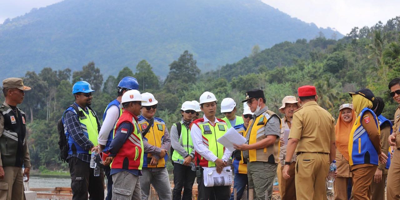 Tinjau Proyek Pembangunan Pasar Tematik, Pj. Bupati Nukman Minta Pekerjaan Berkualitas dan Tepat Waktu.