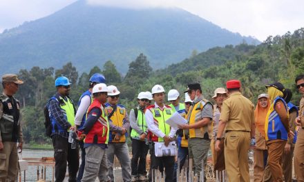 Tinjau Proyek Pembangunan Pasar Tematik, Pj. Bupati Nukman Minta Pekerjaan Berkualitas dan Tepat Waktu.