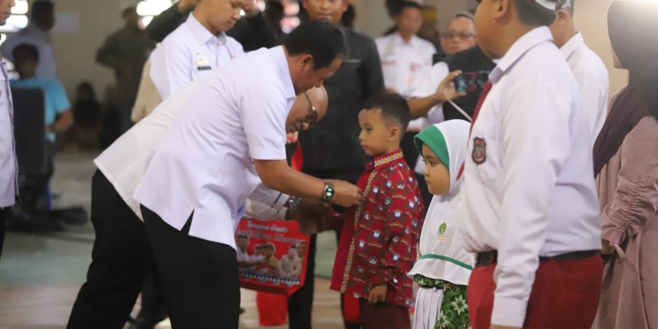 Pj. Bupati Lampung Barat Drs. Nukman, MM bagikan seragam sekolah gratis