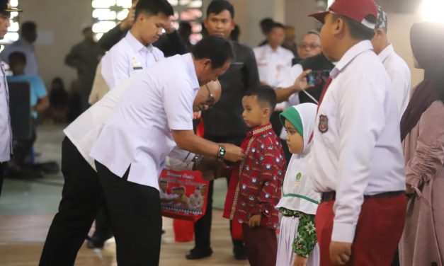 Pj. Bupati Lampung Barat Drs. Nukman, MM bagikan seragam sekolah gratis