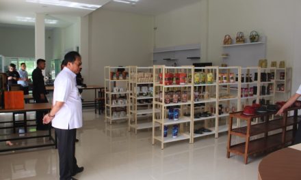 Pj. Bupati Lampung Barat Drs. Nukman, MM., tinjau Gedung Promosi Sentra Industri Kecil Menengah