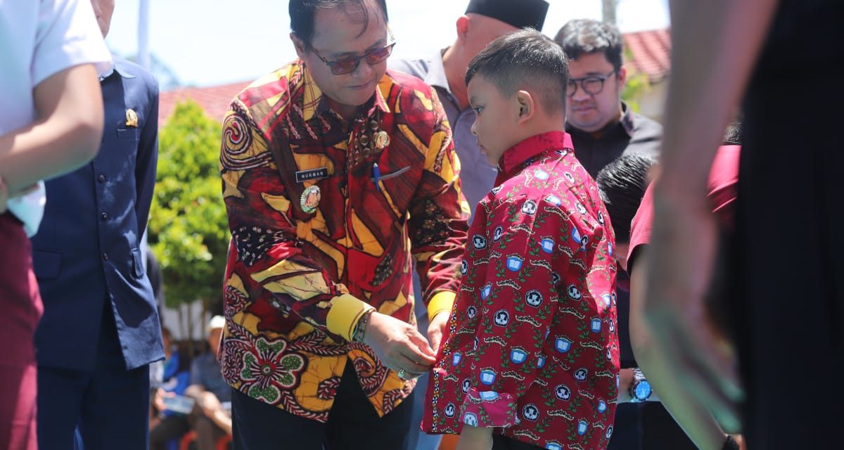 Bagikan seragam gratis, Pj. Bupati Nukman harap jadi motivasi dan dorongan bagi anak didik agar semakin berprestasi