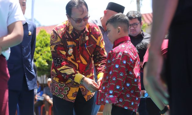 Bagikan seragam gratis, Pj. Bupati Nukman harap jadi motivasi dan dorongan bagi anak didik agar semakin berprestasi