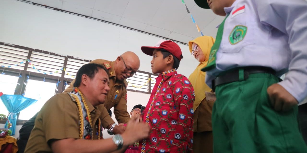 397 siswa kecamatan Belalau dan 365 siswa kecamatan Batu Ketulis terima seragam sekolah gratis