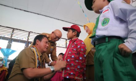 397 siswa kecamatan Belalau dan 365 siswa kecamatan Batu Ketulis terima seragam sekolah gratis