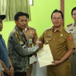 Pj. Bupati Lampung Barat Drs. Nukman, MM., serahkan sertipikat hak atas tanah program strategis nasional kegiatan PTSL tahun 2024