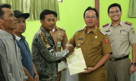 Pj. Bupati Lampung Barat Drs. Nukman, MM., serahkan sertipikat hak atas tanah program strategis nasional kegiatan PTSL tahun 2024