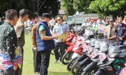 Pastikan Kondisi Kendaraan Prima, Pj. Bupati Nukman Lakukan Pengecekan Fisik Kendaraan Dinas