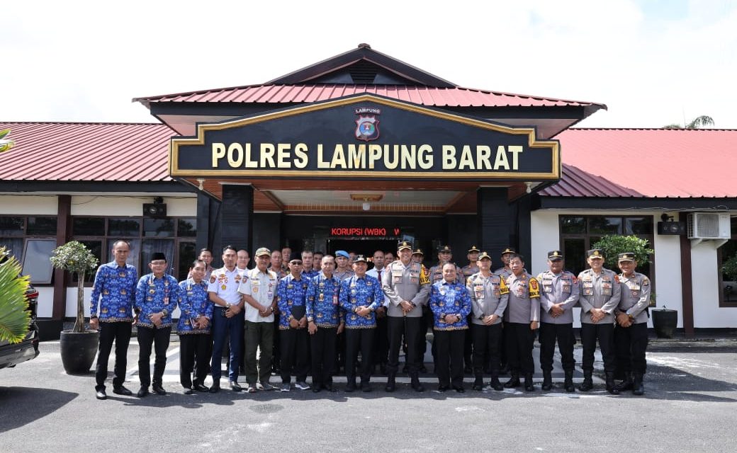 Perkuat Sinergi, Bupati Parosil Mabsus dan Wabup Mad Hasnurin Sambangi Kantor Forkopimda.