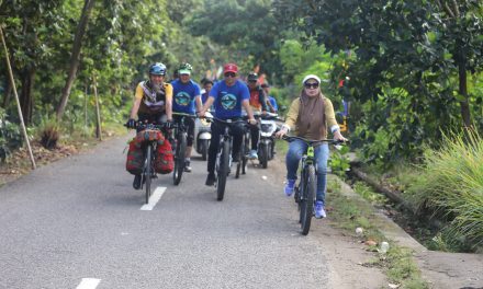 Rangkaian Peresmian Pasar Tematik Ditutup Parosil Mabsus Dengan Gowes Keliling Danau Ranau