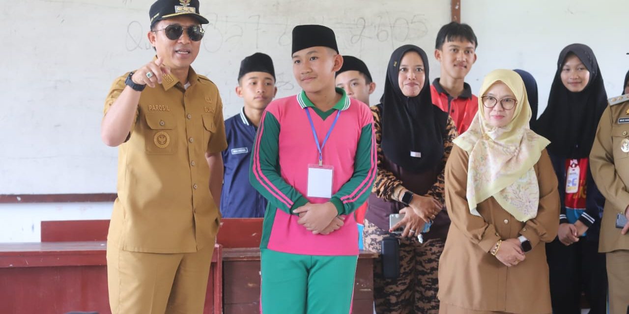 Sidak Hari Kedua Tahun Ajaran Baru, Parosil Beri Motivasi Siswa dan Guru
