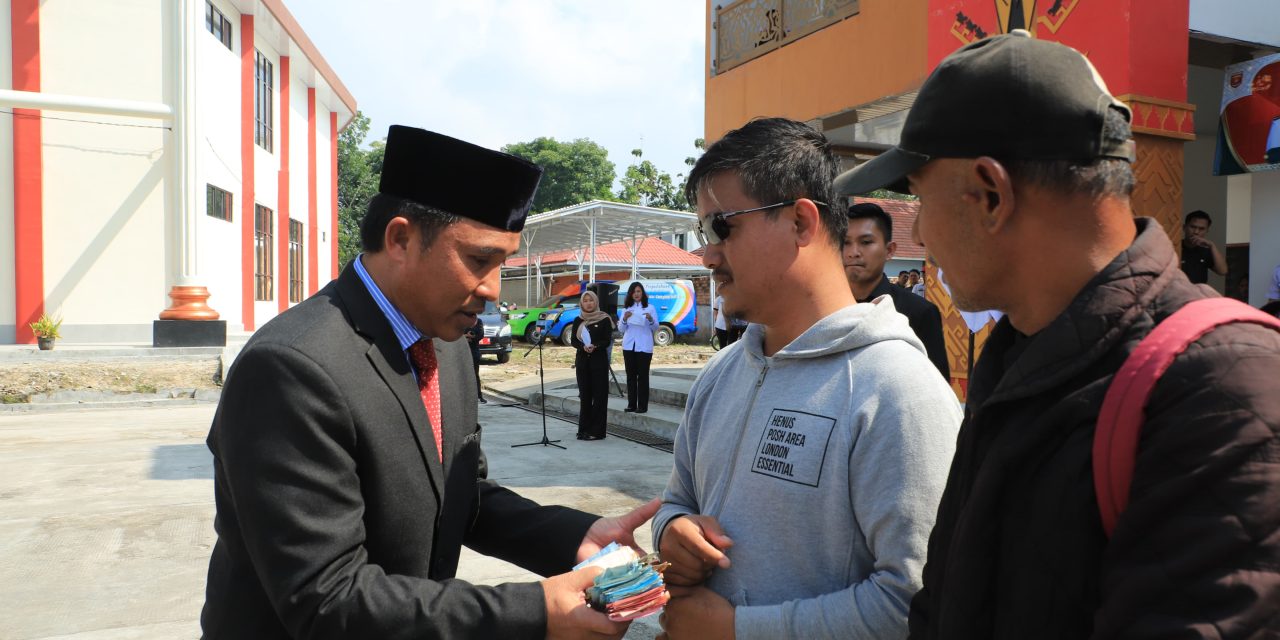 Parosil Serahkan Uang 10 Juta Kepada Warga Balik Bukit Mengalami Penyakit Mata.