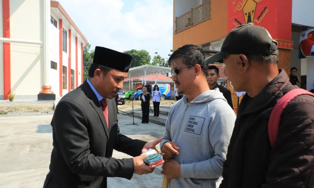 Parosil Serahkan Uang 10 Juta Kepada Warga Balik Bukit Mengalami Penyakit Mata.