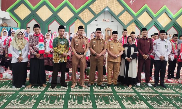 Mad Hasnurin Lepas 53 Jamaah Umroh Asal Lambar, Arrumaisya Jamaah Termuda