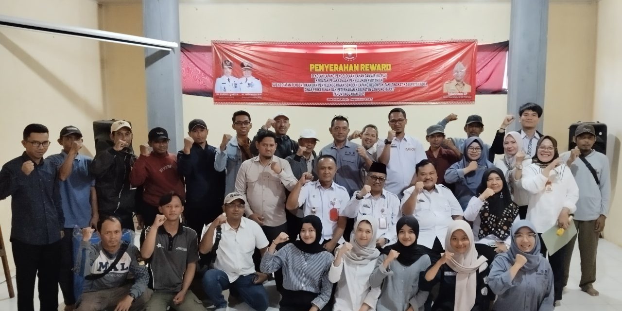 Pemkab Lambar Serahkan Reward Kepada Lima Kelompok Tani yang Mengikuti Pelatihan SL-PLA